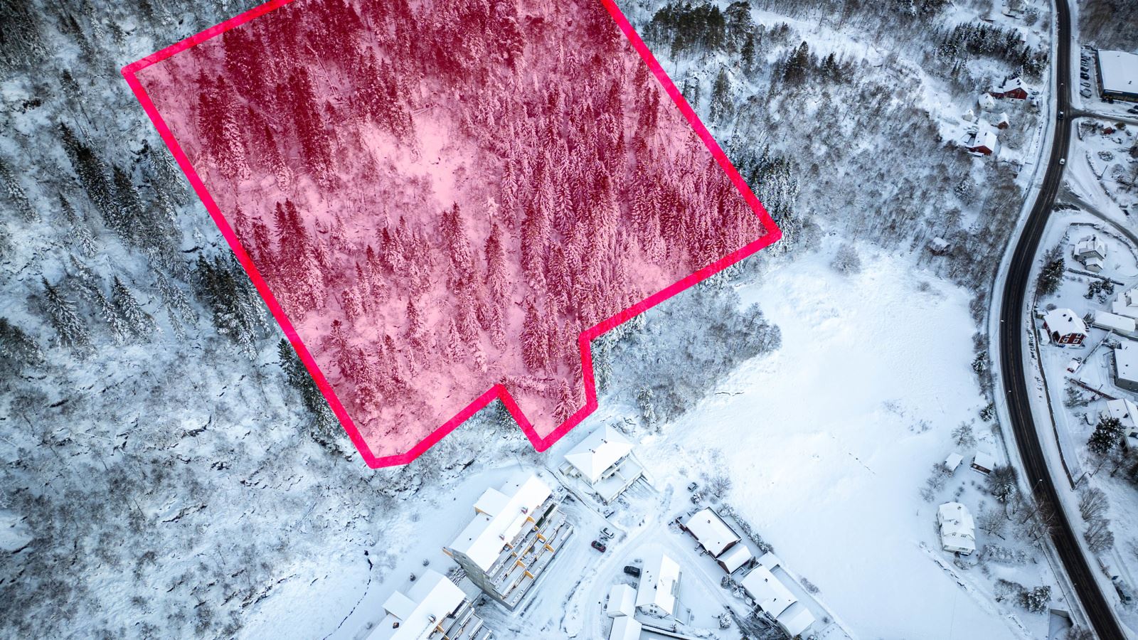 Dronebilde 12 - Det markerte området er en omtrentlig angivelse av tomtearealet