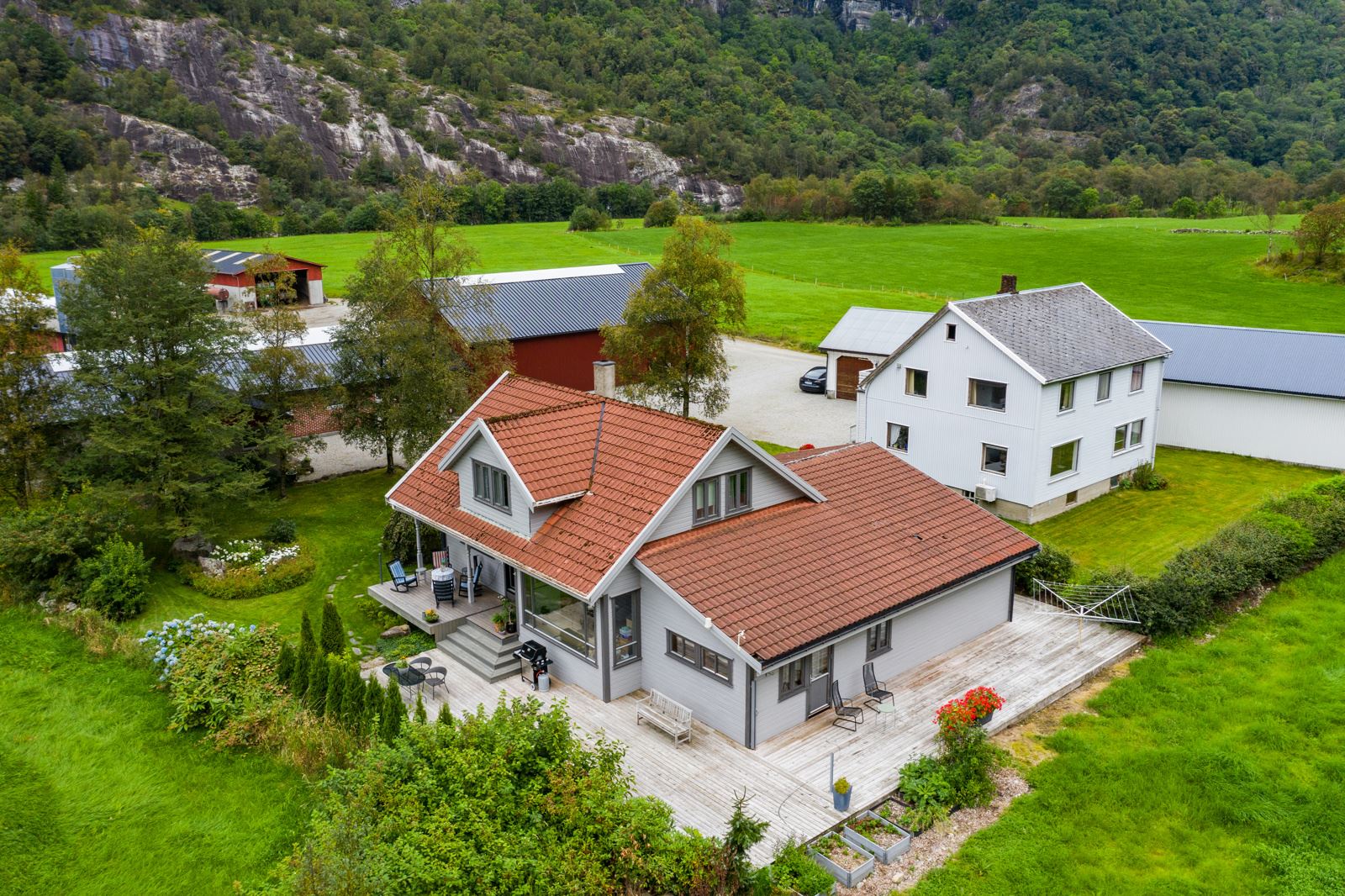 Følg denne linken for 360-visning av eiendommen: https://truevirtualtours.com/panorama/frafjordgarden-118