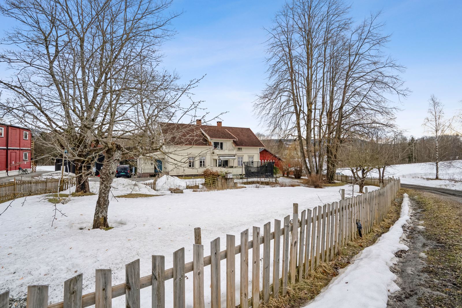 Beboelseshuset med hage rundt