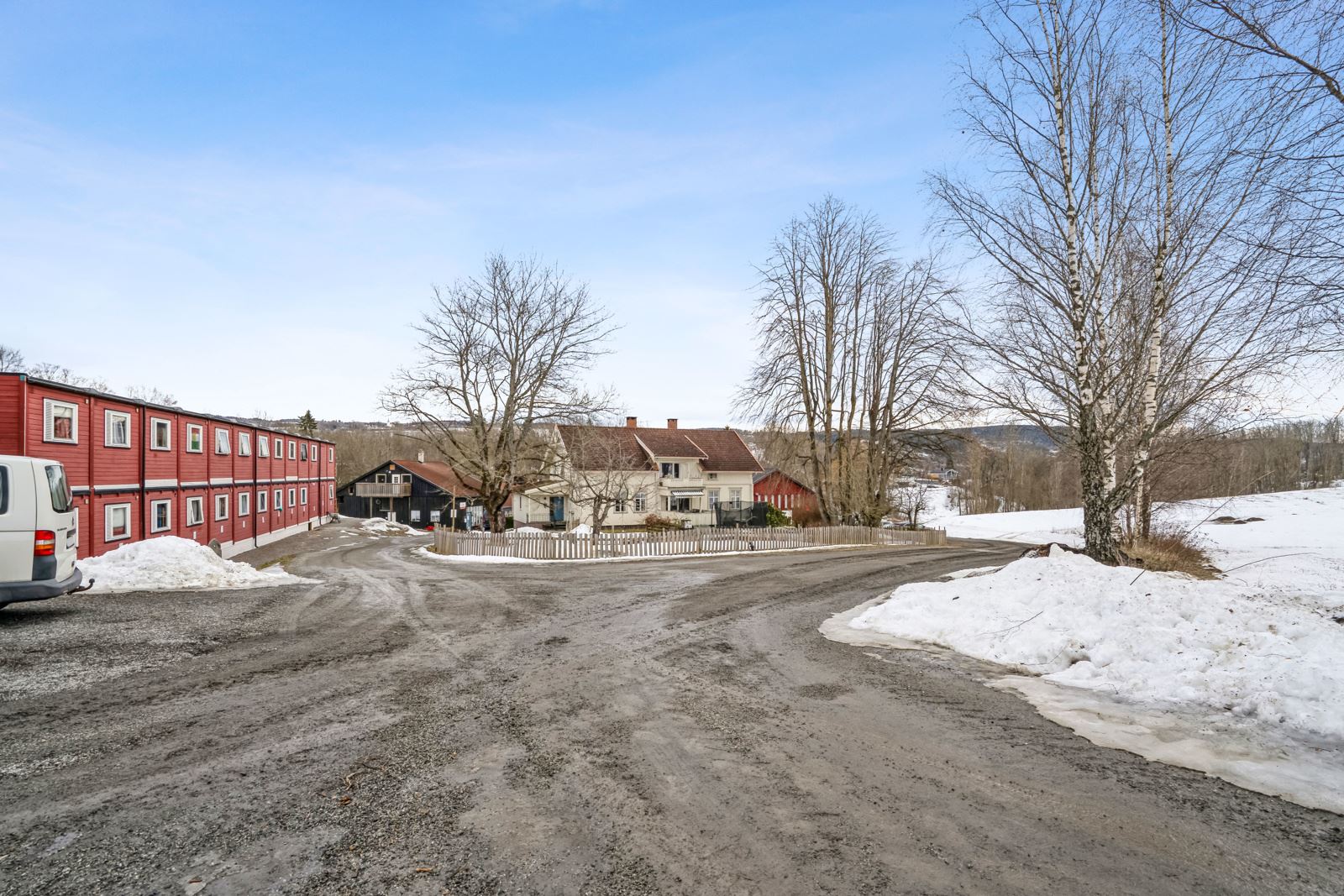 Tunet er romslig med gode parkeringsmuligheter