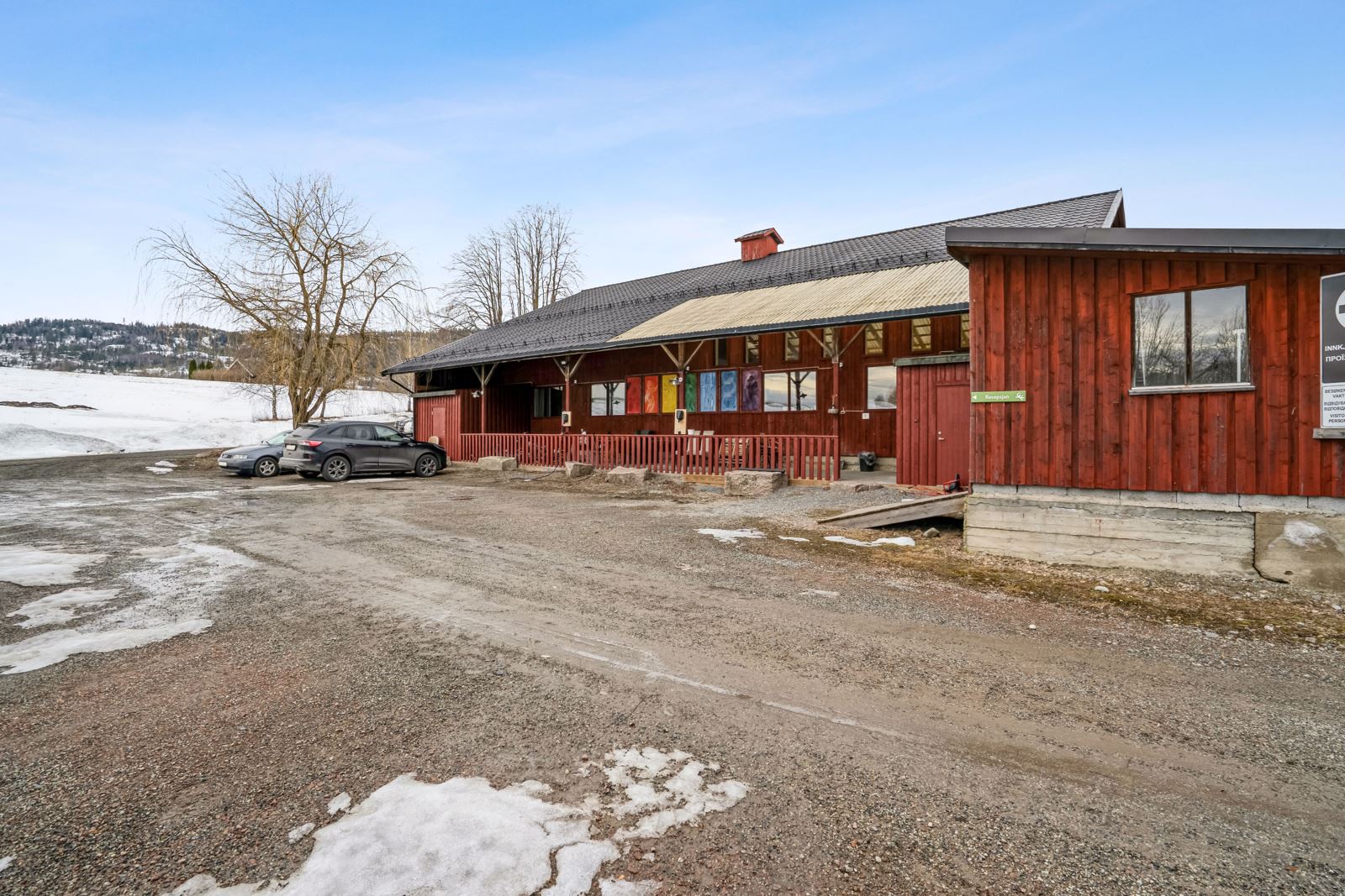 Tidligere hotellbygning til bruk som kurs- og konferansesenter, benyttes i dag som forsamlingslokale og beboelse i forbindelse med utleievirksomheten 