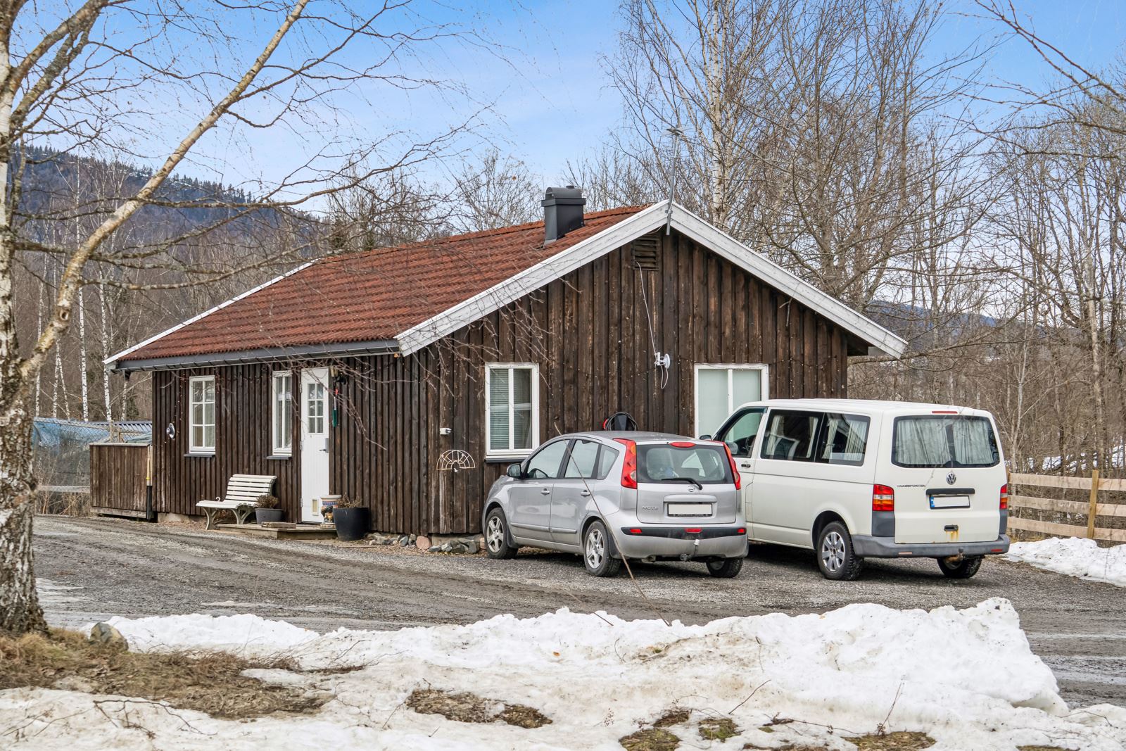 Dagskole/adminstrasjonsbygg med stue, kjøkken, bad og to soverom