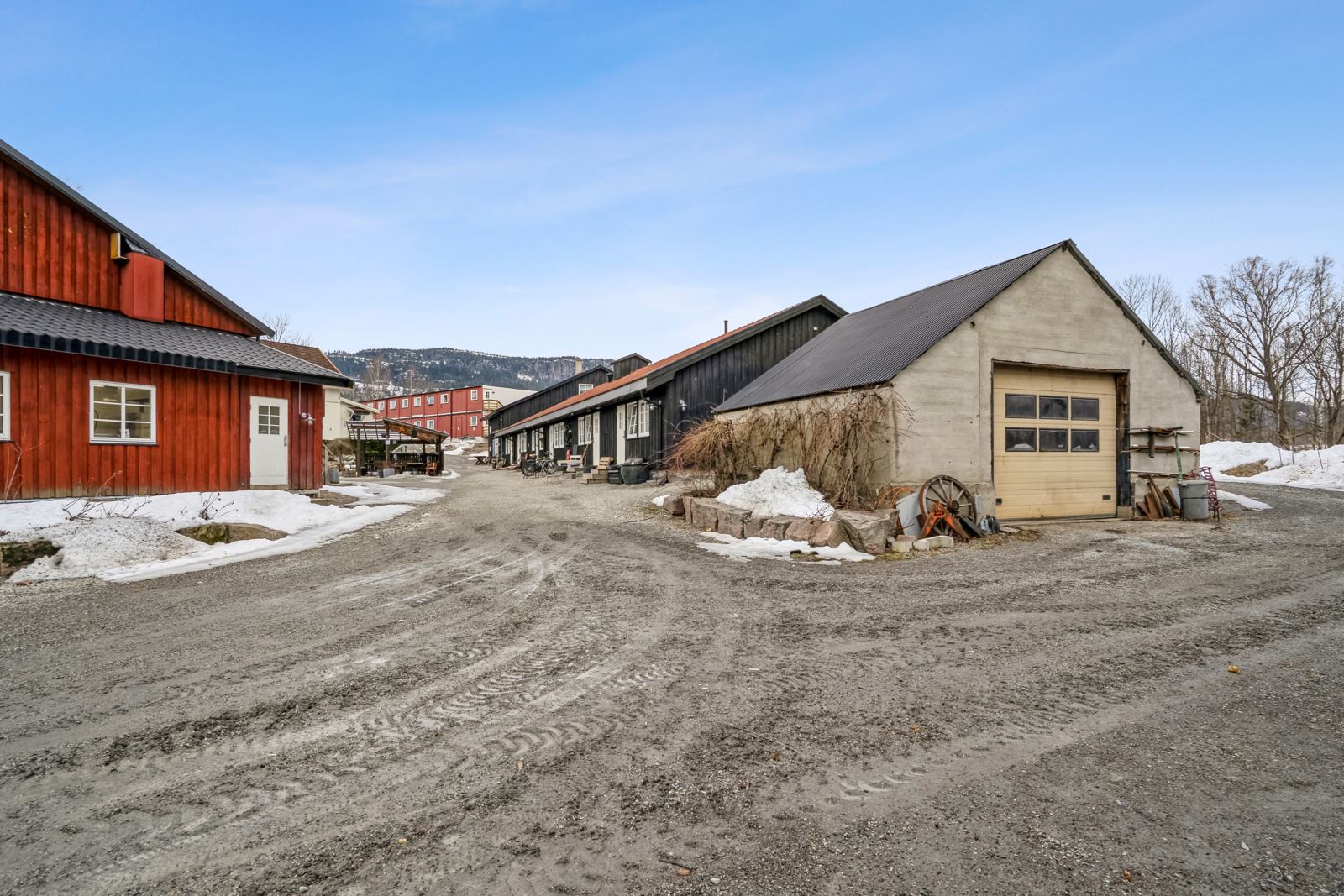 Nedenfor administrasjonsbygget med kontorer og overnattingsrom samt fyrhus.