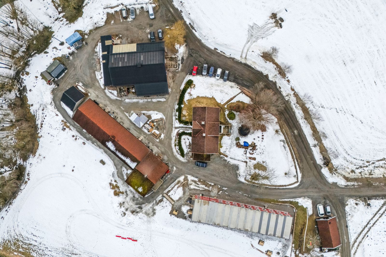 Eiendommen ligger litt nord for Lierbyen, og er i dag fullt utleid til omsorgstjenester med fokus på asylmottak.