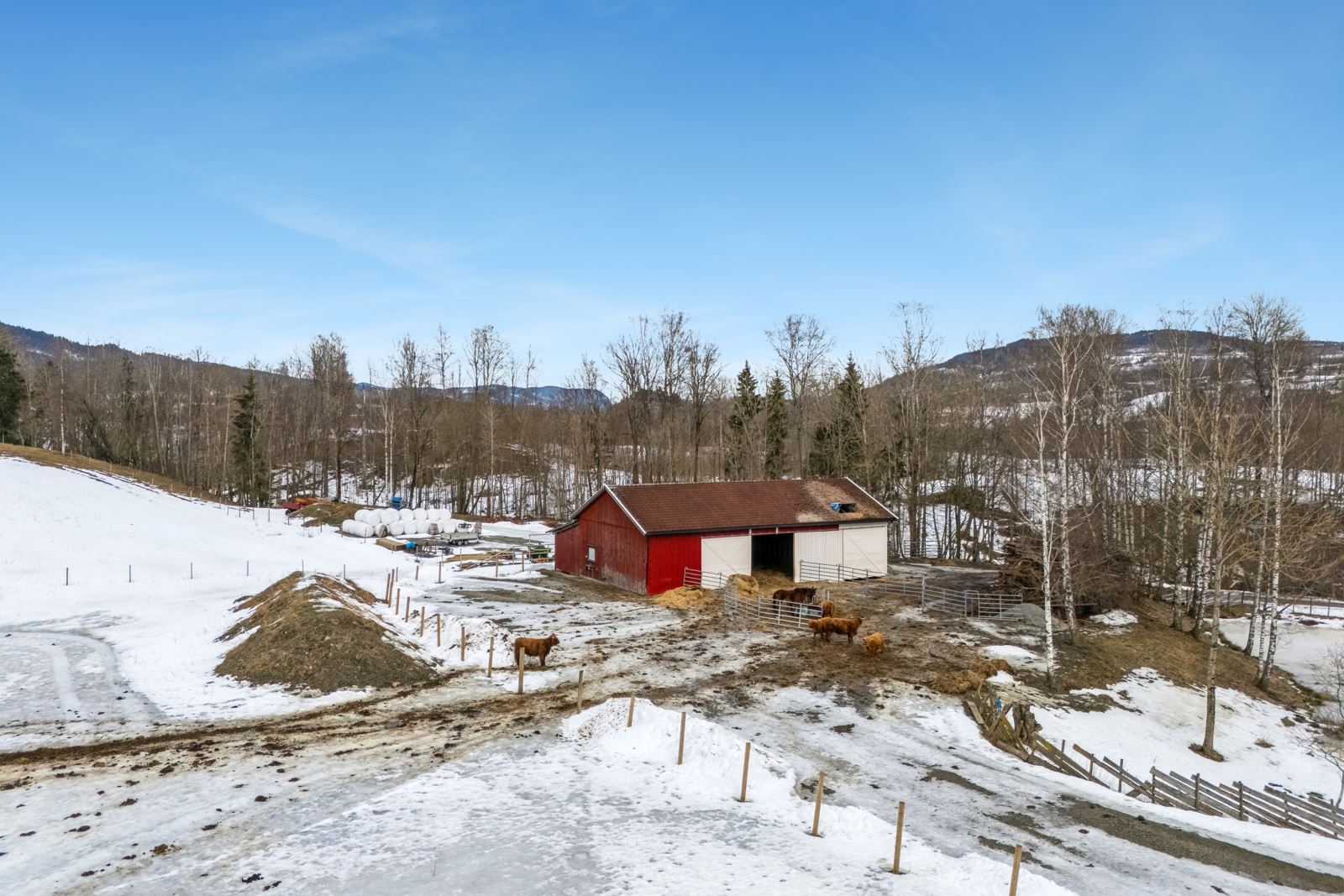 Utenfor inntunet ligger et kaldfjøs med flislager rett ved en liten dam. Benyttes i dag til dyrehold. 