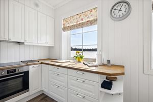 Kjøkkenet i våningshuset fikk ny innredning i 2012, i klassisk stil med integrerte hvitevarer