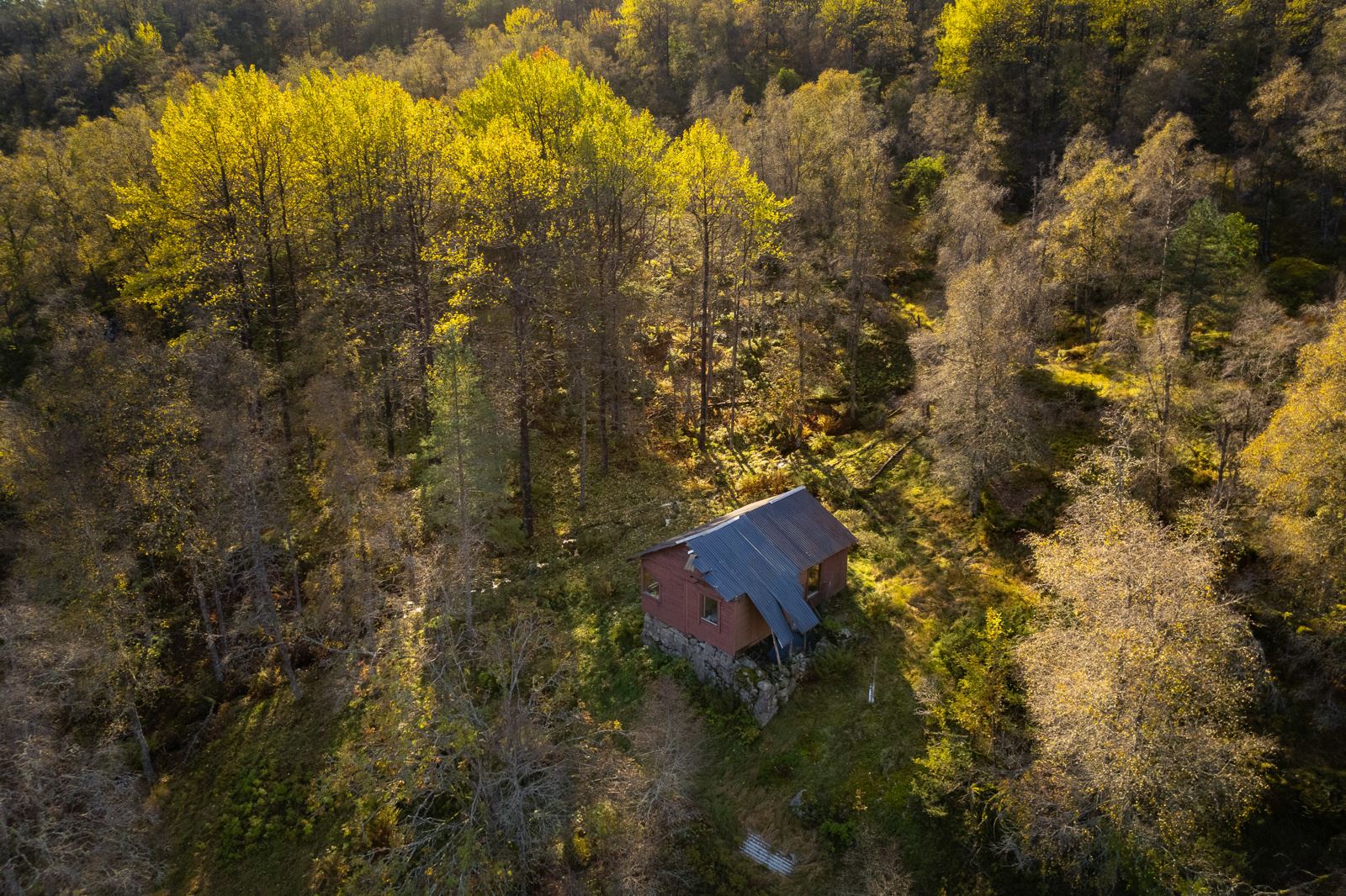 Dronebilde av hytta, bilde 1