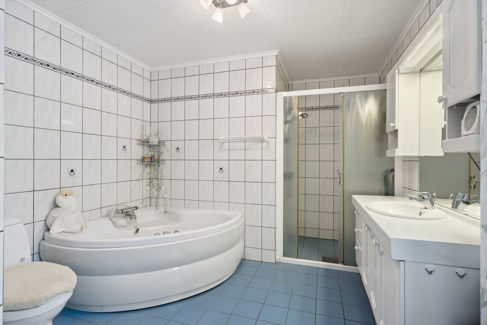 Baderommet ble bygget i 1996. Her er det fliser, gulvvarme, toalett, innredning, dusj og et deilig boblebadekar.