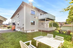 Leiligheten er beliggende i et attraktivt og rolig område hvor man samtidig har kort avstand til alt av servicetilbud