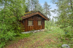 Det er tre hytter som følger eiendommen. Disse ligger ved Hammarsnesodden