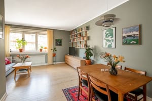 Leiligheten fremstår som luftig med god plass til ulike møbleringsalternativer