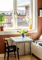 Her kan man fint nyte frokosten og en nybrygget kopp kaffe