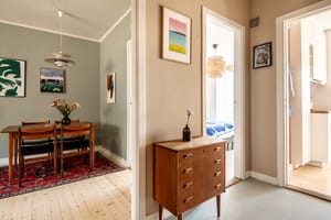 Entréen har godt med plass til oppbevaring, og kan derfor holde yttertøy og sko ute av syne