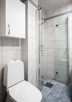 Badet har gulvvarme og praktisk oppbevaringsplass i veggskap og under servant