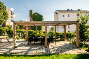 Flott uteplass med grillmuligheter som kan benyttes av beboere i borettslaget