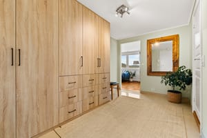 Gang/hall med gode muligheter til å oppbevare yttertøy og sko i en romslig garderobeløsning