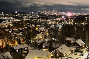 Selgers eget bilde fra nyttårsaften som er tatt utover den flotte utsikten fra takterrassen