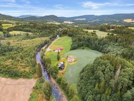 Velkommen til Aadalen, et Idyllisk og skjermet småbruk på 85 dekar i idylliske omgivelser langs Herlandselva i enden av blindvei
