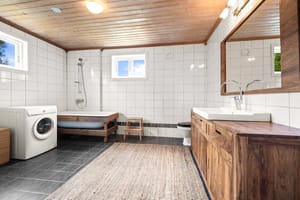 Det er et bad i første etasje samt en toalett i andre etasje