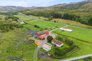 Eiendommen er på 2.080,5 dekar fordelt på 15 teiger