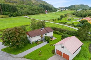 Våningshus med to boenheter - Dobbelgarasje med innredet hemsrom