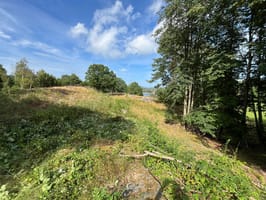 Tomten ligger på et høydedrag