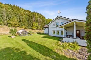 Opparbeidede plenarealer rundt huset