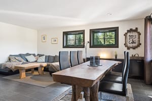 Romslig stue i våningshuset
