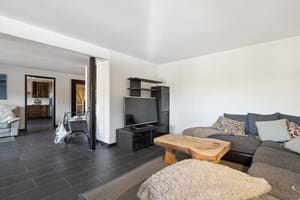 Romslig stue i våningshuset