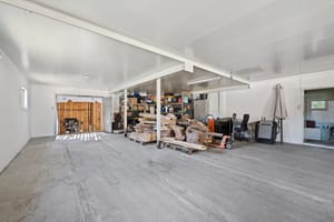 Tidligere fjøs som i dag er bruksendret til næring og lager