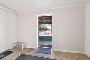 Entré inn til hyblene i kjelleretasjen. Hyblene like i størrelse og innredning, men speilvendte. Det er ikke søkt om tillatelse og godkjenning for innredning av disse hyblene. 