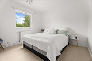 Hovedsoverommet er av god størrelse med plass til stor dobbeltseng og garderobe