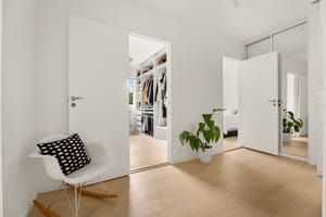 Romslig entré hvor man også har tilgang til to av soverommene