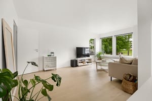 Her kan man fint møblere i to soner, sofasone med plass til tv-møblement m.m. og spisestuesone med god plass til stort spisebord