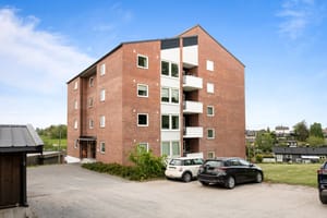 Leiligheten er sentral og nær både by og natur med marka som nærmeste nabo
