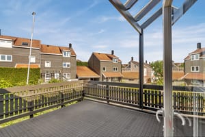 Boligen har 2 romslige terrasser i tillegg til platting ved inngangspartiet