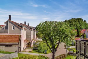 Beliggende i et rolig og meget barnevennlig boligområde med kort vei til skoler, barnehager og offentlig kommunikasjon