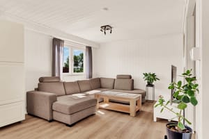 Her har man god plass til en romslig sofagruppe