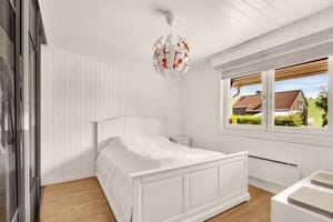 Hovedsoverommet har god plass til dobbeltseng og praktisk skyvedørsgarderobe