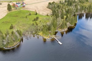 Naust og flytebrygge rett nedenfor tunet