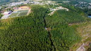 Eiendommen strekker seg fra nord til sør og er ca. 1 km lang og 100 m,eter bred