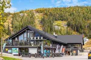 Restauranter på Stova, Gausta skisenter, skiskole og skiutleie, Sport1 og dagligvarebutikken Pose & Sekk