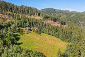 Eiendommen er på ca. 224 dekar hvor det meste er skog og ca. 6 dekar overflatedyrka jord 