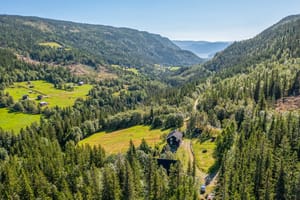 Eiendommen har en idyllisk og usjenert beliggenhet ikke langt fra Prestetinden