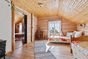 Soverom 1 med plass til dobbeltseng/to enkeltsenger og kommode 