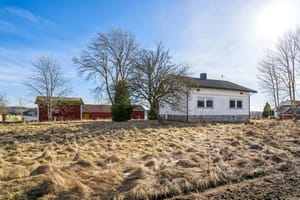 Våningshuset med låven i bakgrunn