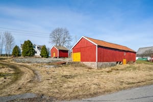 Lpven med stabburet i bakgrunn
