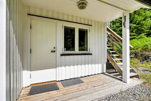 Overbygget inngangsparti til fritidsboligen 
