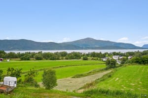 Flott utsikt fra gårdstunet