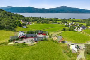 Eiendommen er på 467,5 dekar hvorav 59,3 dekar er dyrket